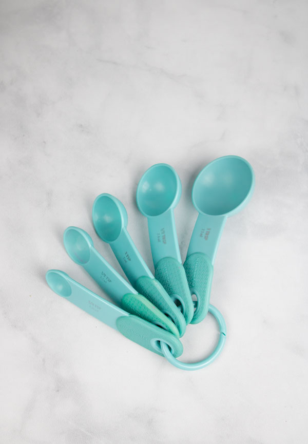 green measuring spoons